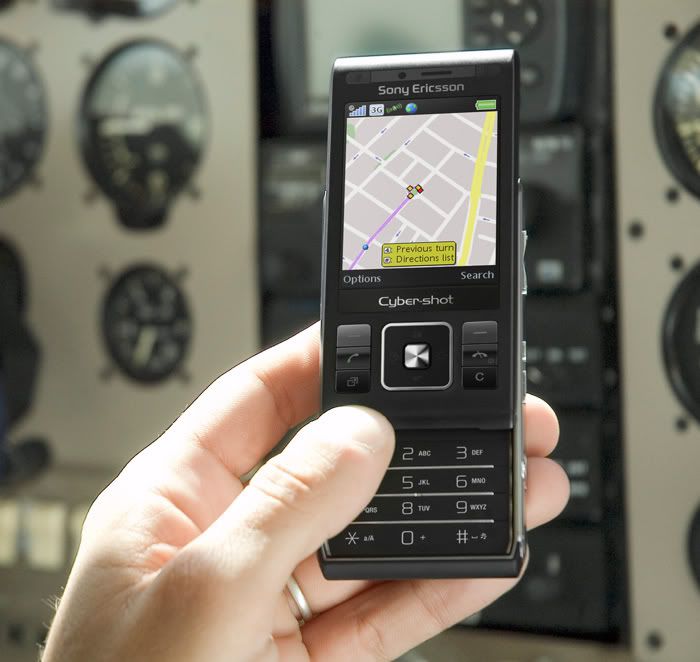 C905 se-c905_using_gps.jpg