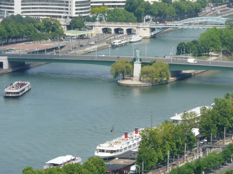Prendre le chemin pont de Bir Hakeim pour arriver à la statue de la liberté