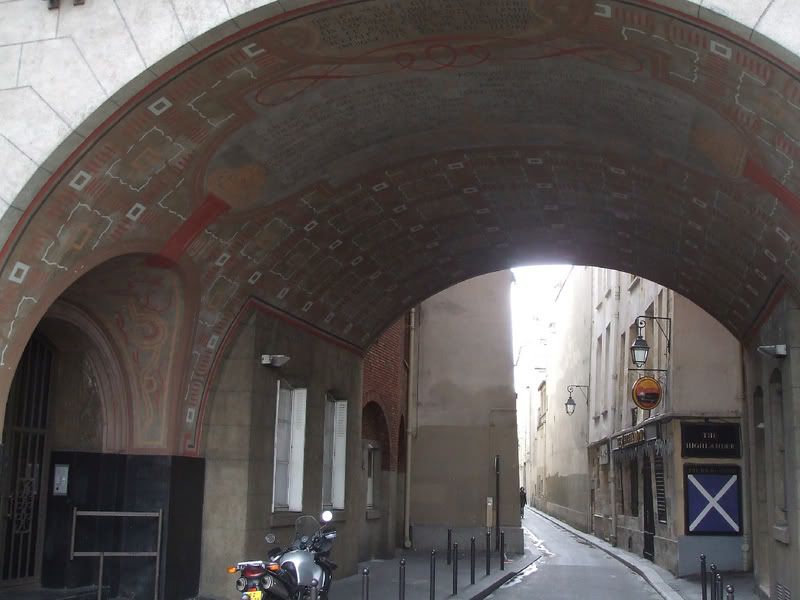 Cliquez sur l'image, pour lire le texte en vieux Français peint sous cette voute.