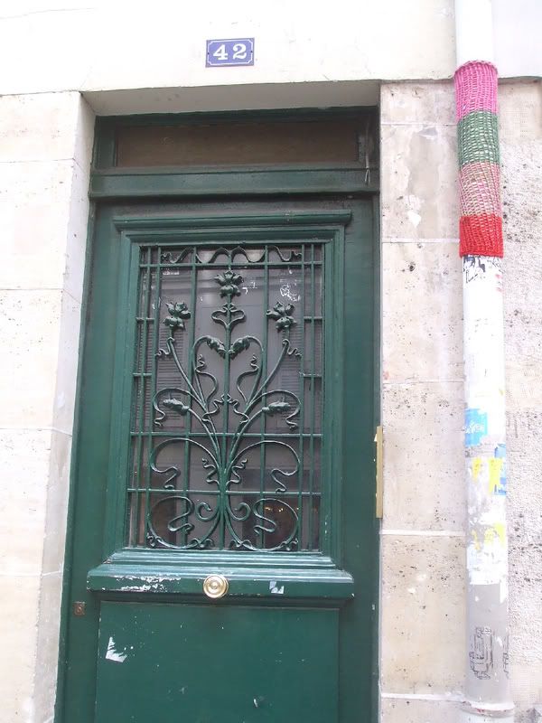 Cliquez sur l'image---> le site de Knitta Please <---Le gang des Tricoteuses.