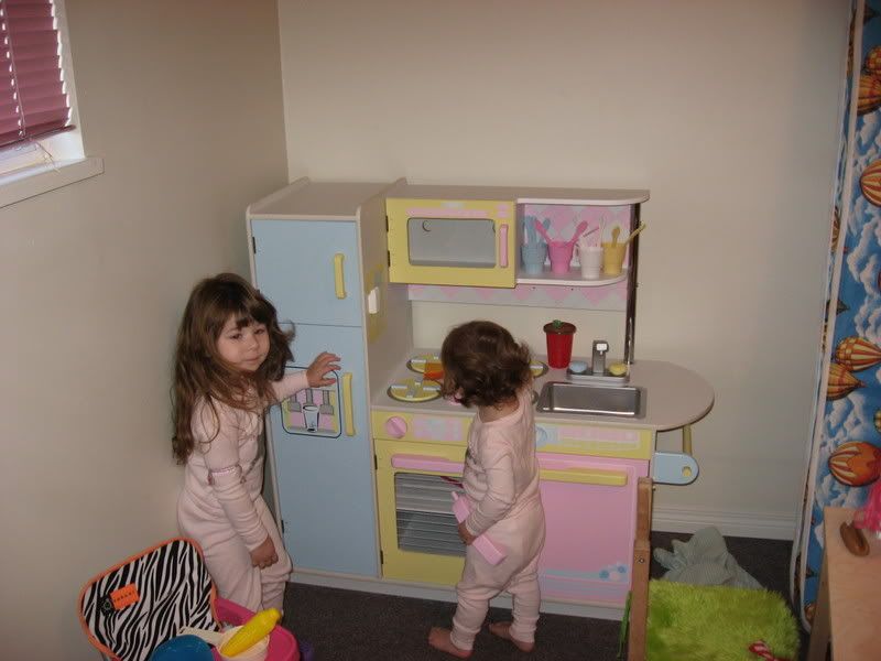 IMAGE: http://i45.photobucket.com/albums/f96/Desiree_Leigh/canon%20a540/newcam014.jpg