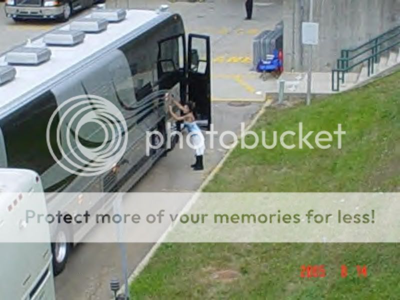 http://i45.photobucket.com/albums/f65/AdriennePictures/Today/tour_bus.jpg